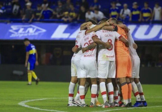 EsHuracan's tweet photo. Hoy jugamos contra ellos, contra la mafia hecha club , contra los corruptos de siempre y lo peor de todo es que jugamos en su chiquero. Les vamos a tener miedo? las pelotas , salgamos a ganar y a jugarles de igual a igual. Estamos con ustedes, dale Globo de mi vida. https://t.co/5EVgVThjiF