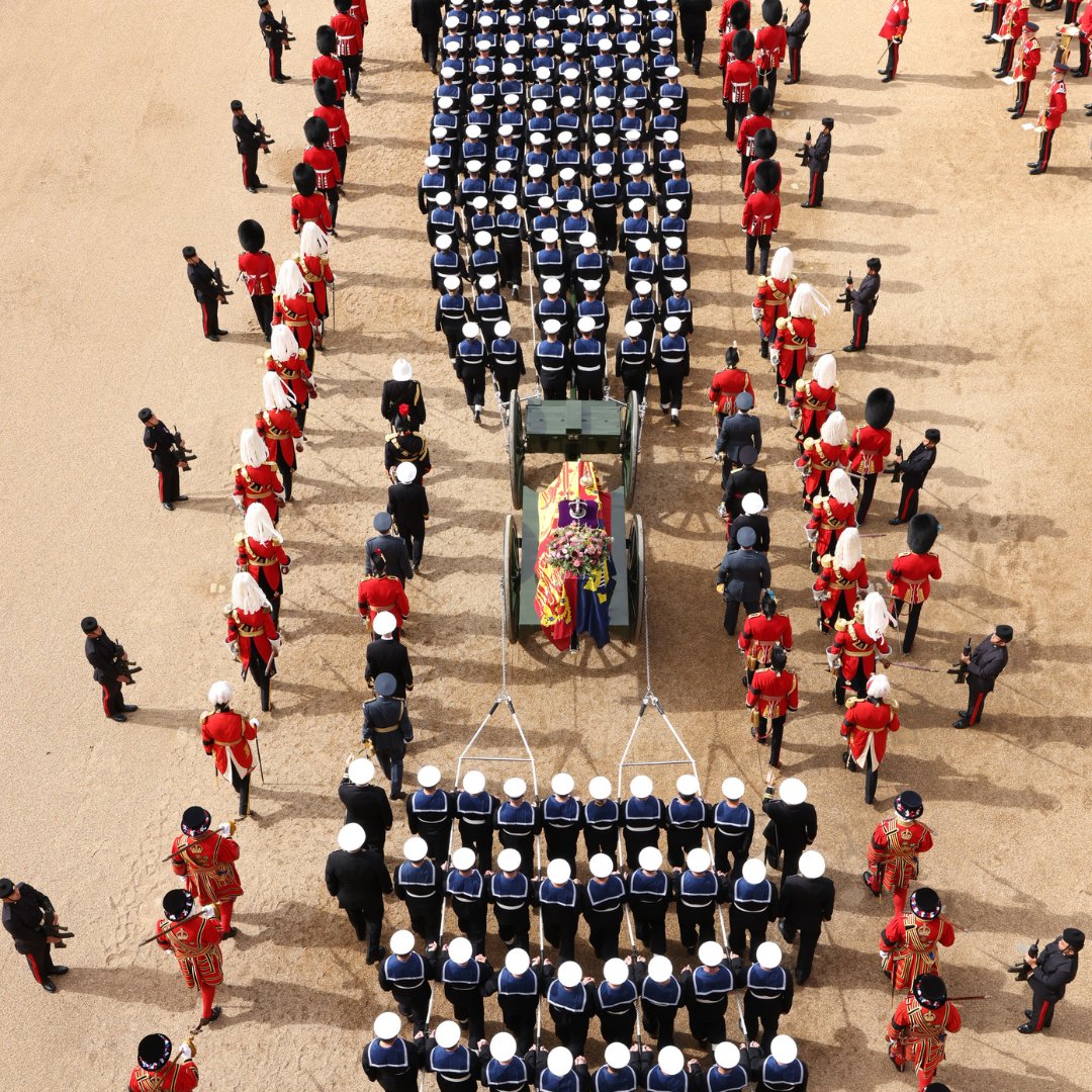 142 Naval Ratings pulling the State Gun Carriage of Her Majesty the Queen Elizabeth II. 📷 MOD