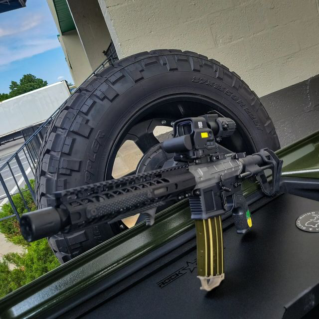 OpticsPlanet's tweet photo. IG #repost 📸 by pistolero_aficionado:
#santantactical 💥 #jeepguns
#pistoleroaficionado #0lllllll0 #gunfanatics #guns_fanatics_ #gunsofinstagram #twotone #eotech #unitytactical #reptiliacorp #clutchkinetic #Runit #shorty #americantrigger #argold #run556 #opticsplanet https://t.co/Ia67OE5HRB