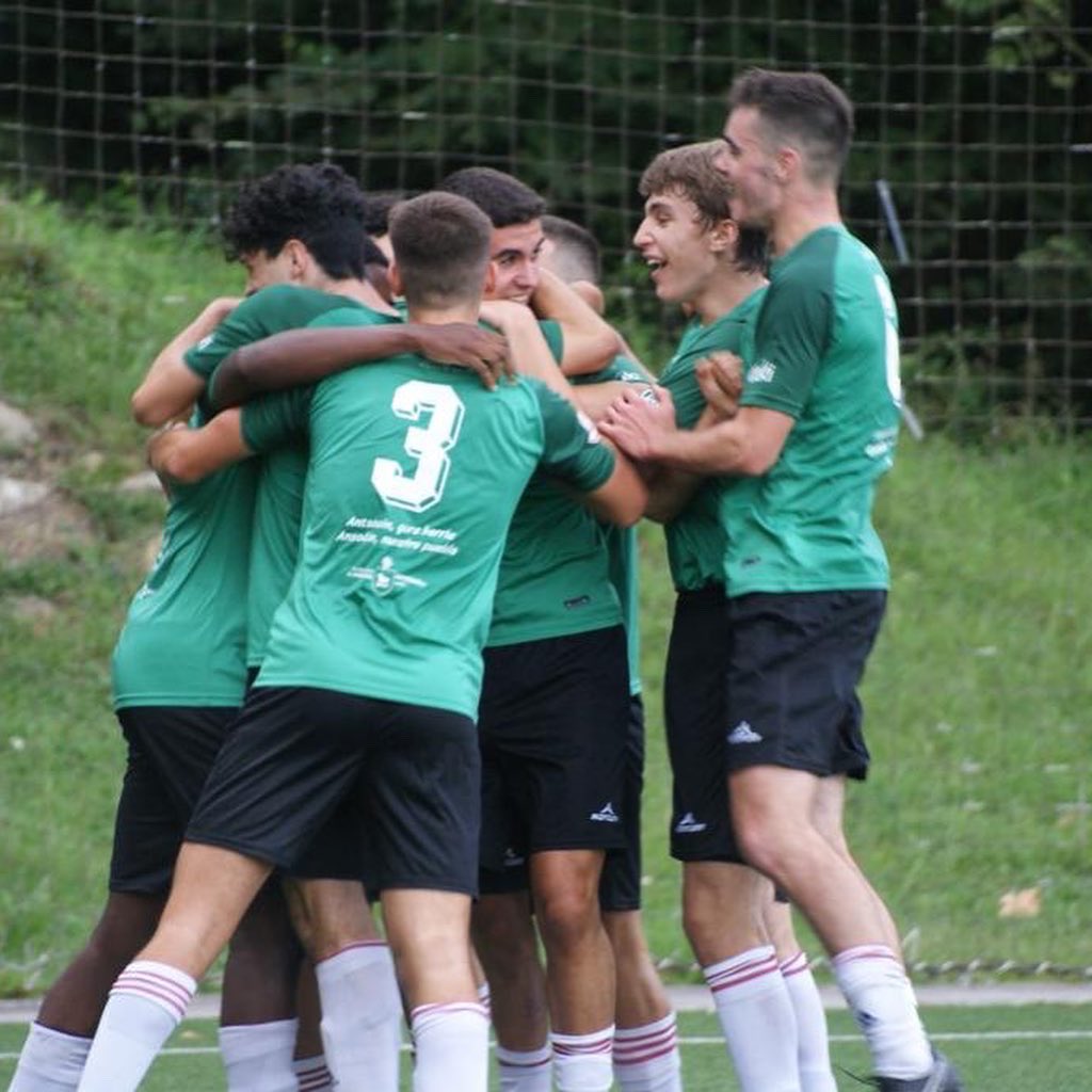 GazteBerriakfut's tweet photo. 🔥𝐏𝐑𝐈𝐌𝐄𝐑 𝐏𝐔𝐍𝐓𝐎 +𝟏🎒

Los chavales de #divisiondehonor consiguieron sumar el primer punto de la temporada ante el @antiguoko_ke .

Un partido en el que los de @Alex_Garisoain tenían amarrados los tres puntos, que se escaparon el tiempo añadido.

🟢🟢

#gazteberriak https://t.co/OxhgU5zZ8w