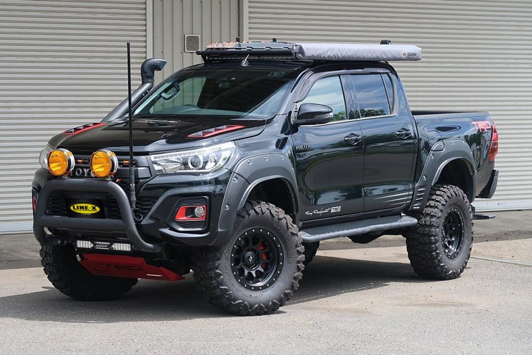 Linexukraina's tweet photo. Японці 🍣 можуть і вміють у тюнінг 🚙 . Ось тільки уявіть, що такого монстра можливо збудувати зі звичайної Toyota Hilux і все це заради захоплення гірською рибалкою 🎣 . Багажник на даху, силові бампера, арки коліс та внутрішня частина кузова були… https://t.co/62Gen0GXr4 https://t.co/ZOJNJS030m