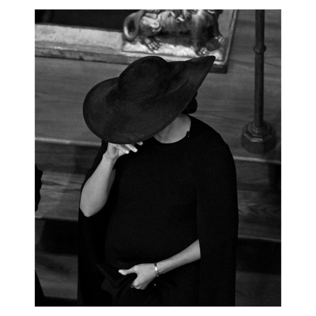 AbieeOliver's tweet photo. The Duchess of Sussex wiping away tears after the funeral of Her Majesty, Queen Elizabeth II...

Wishing I could reach through the photos and give her and Harry the biggest hug!

❤️🥺

#DuchessMeghan #DuchessOfSussex #PrinceHarry #QueenElizabethII https://t.co/Y4lfYlVwpE