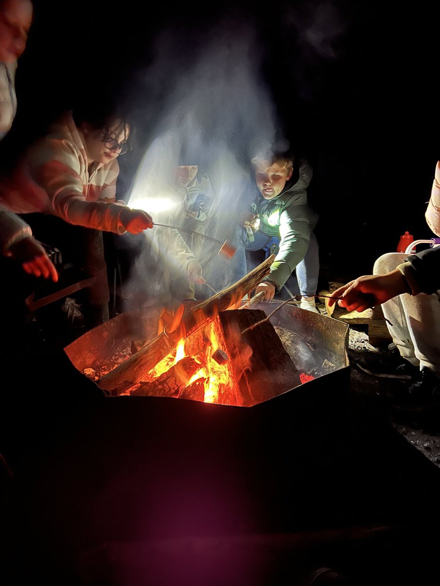 ILSGYr5's tweet photo. More S’mores anyone? ⁦@ImmanuelGawler⁩ #year5camp https://t.co/V9NFiQpuFa