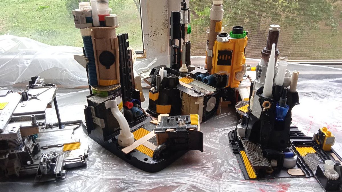 Siginnar's tweet photo. I really like priming. It's rewarding to see how a bunch of colorful junk is unifying together in one tone of black and rust. I will make whole village in this style in progress another 7 buildings.
#DIY #Necromunda #terrain #postapocalyptic #tabletop https://t.co/1T7EcttaFp