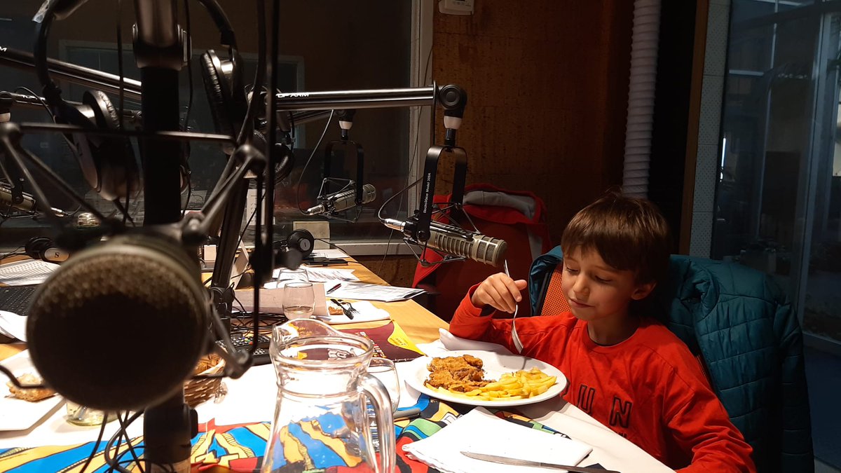 musleraf's tweet photo. Fui a @TRAsarandi y me hicieron una nota inolvidable. No solo por el almuerzo en radio para hablar sobre el libro de Jones, pero también porque recibieron a Feli. A cierto duende el "pánico escénico" le duró segundos y terminó por robarse el programa.
https://t.co/ZzYseOYkyP https://t.co/LjYC4lm2uq