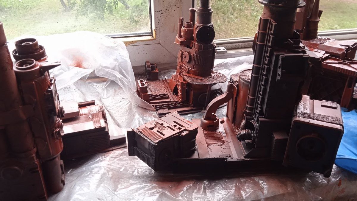 Siginnar's tweet photo. I really like priming. It's rewarding to see how a bunch of colorful junk is unifying together in one tone of black and rust. I will make whole village in this style in progress another 7 buildings.
#DIY #Necromunda #terrain #postapocalyptic #tabletop https://t.co/1T7EcttaFp