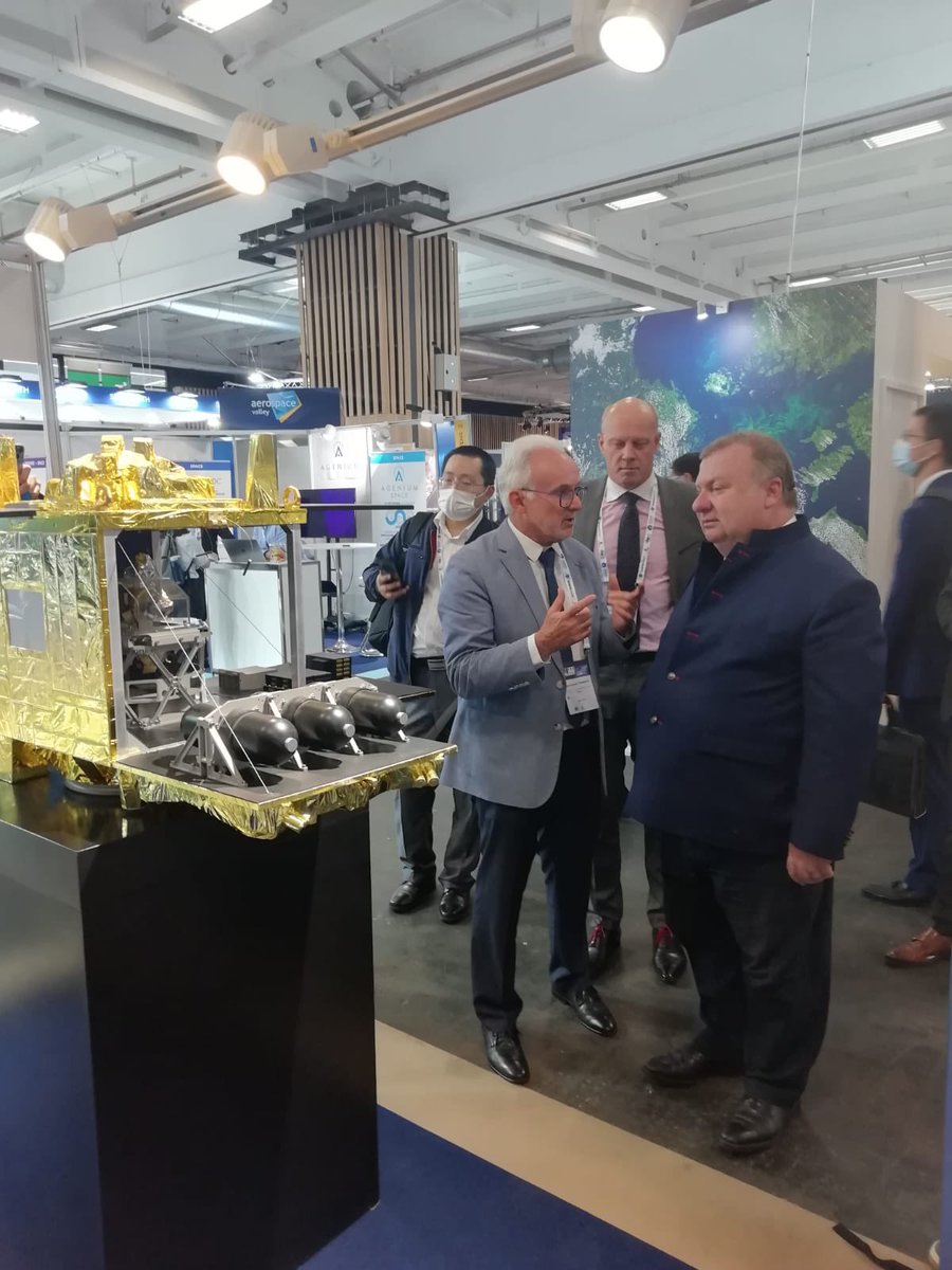 onera_fr's tweet photo. Visite du nouveau délégué général pour l’armement @echiva à l’@IACParis2022 sur le stand de l’ONERA #IAC2022 #espace https://t.co/zxGTQjcB6O