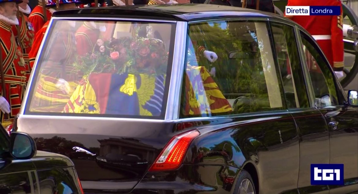 fra_royal's tweet photo. I funerali della Regina Elisabetta II rimarranno nella storia e noi abbiamo assistito a tutto ciò. Tutti loro oggi, nonostante i protocolli da seguire, erano una famiglia normale unita a condividere il dolore per la perdita di una persona cara.
Ciao Lilibeth🤍
#QueenElizabethII https://t.co/3oGIxCi90a