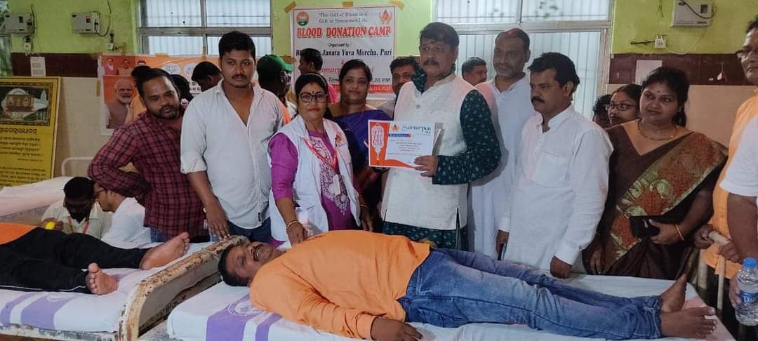 SAMARPANPURI's tweet photo. 76 units of healthy blood collected from nooks and corners of raw populi,in the GAM,Puri  on a sublime Monday . Joint venture of samarpan &amp; BJYM
@soumyapatrapuri
@SandArtistManas
@Puri_Official 
@samarth_verma 
@sagarika_nath @SPPuri1 https://t.co/VTlV7ZZi1v