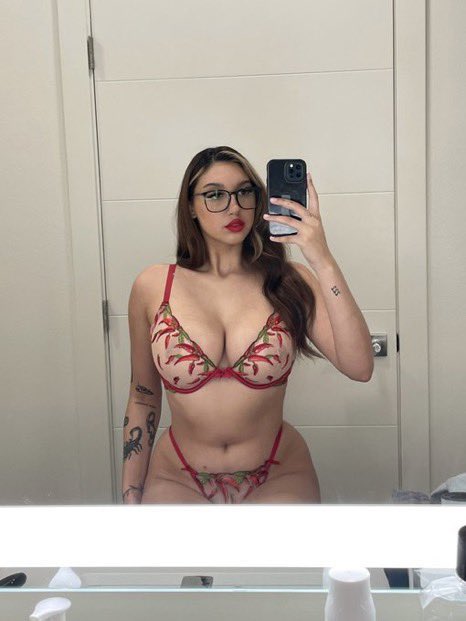 Elvira52813737's tweet photo. Qui pour un plan réel sans prise de bec rejoins moi en dm si tu te sens capable de giclée entre mes seins chéri 💋💋
Vos Rt et follow mes amours https://t.co/rGuyXOCXBl