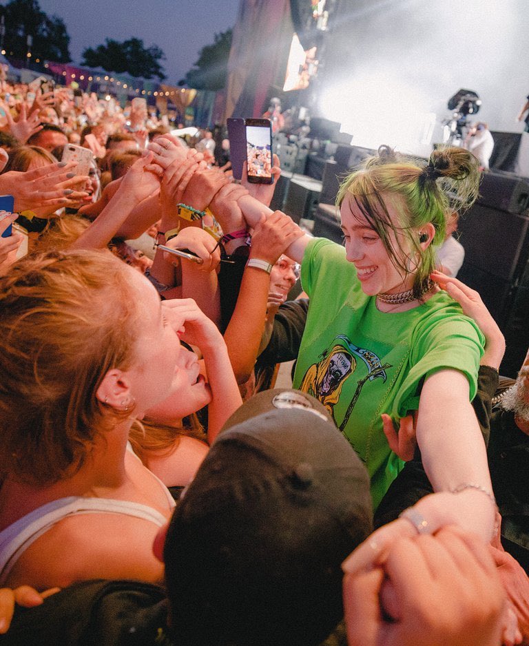 InfoBillieBR's tweet photo. “Eu sinto tanto amor por vocês que chega a doer, e realmente me importo com vocês mais do que qualquer coisa no mundo.”

— Billie Eilish durante seu show de hoje na Austrália. 💗 https://t.co/DfLWITobzc