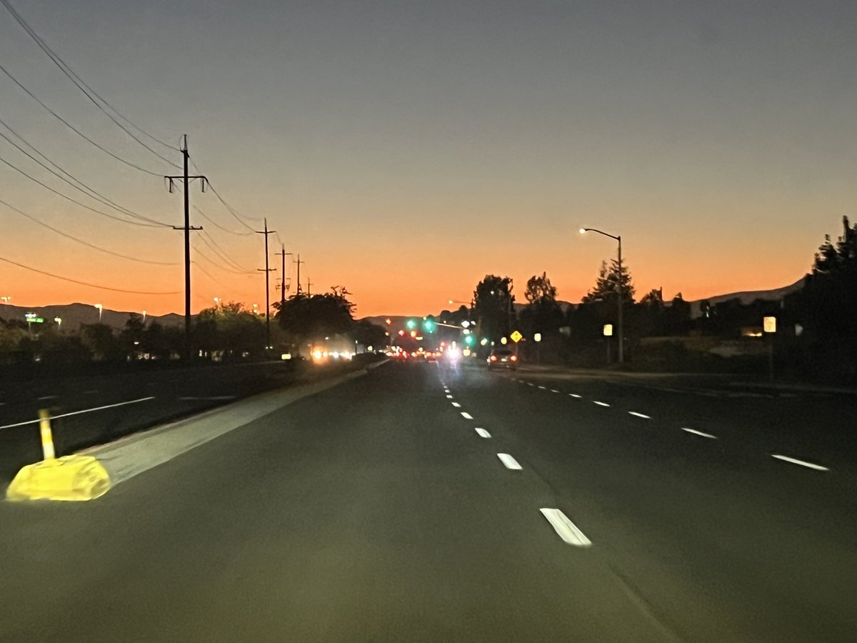 CoachBarnesTwo's tweet photo. Best sunrises & sunsets happen in Bakersfield, CA! #CoachBB #TeamBelieve https://t.co/ZzjaPV62nB