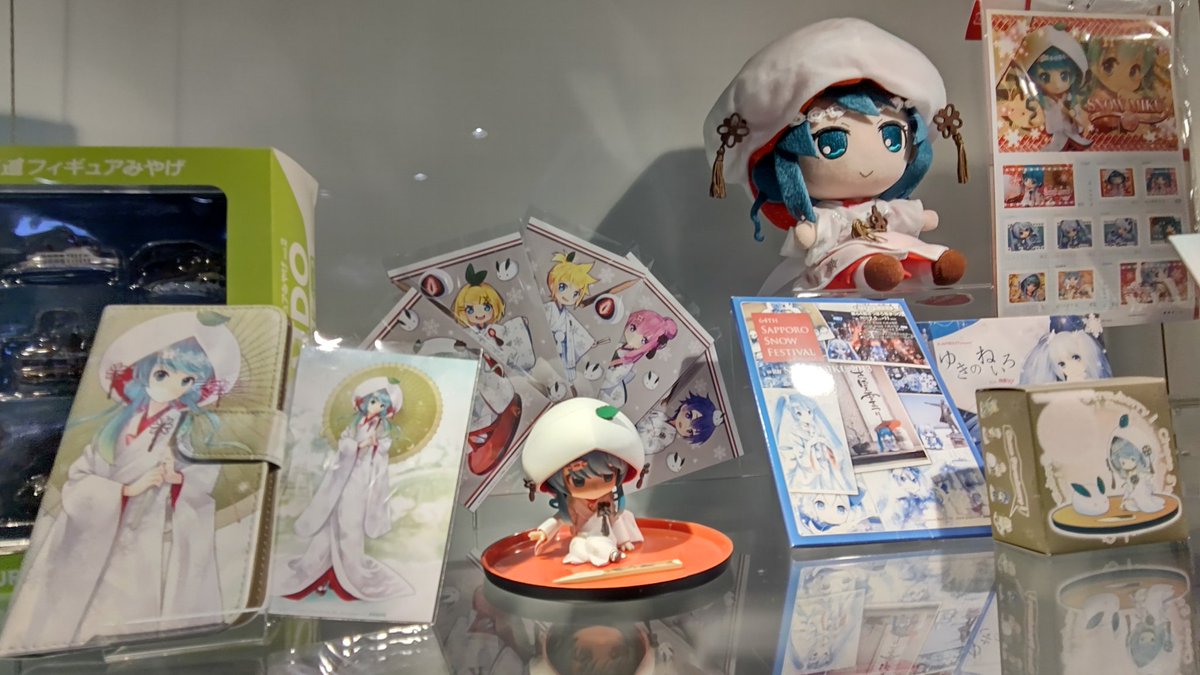初音ミク ,ラビット・ユキネ ,雪ミク 「北海道から帰ってきました。無駄なくフルに楽しんだ!疲れた!! 」|時止ざまおのイラスト