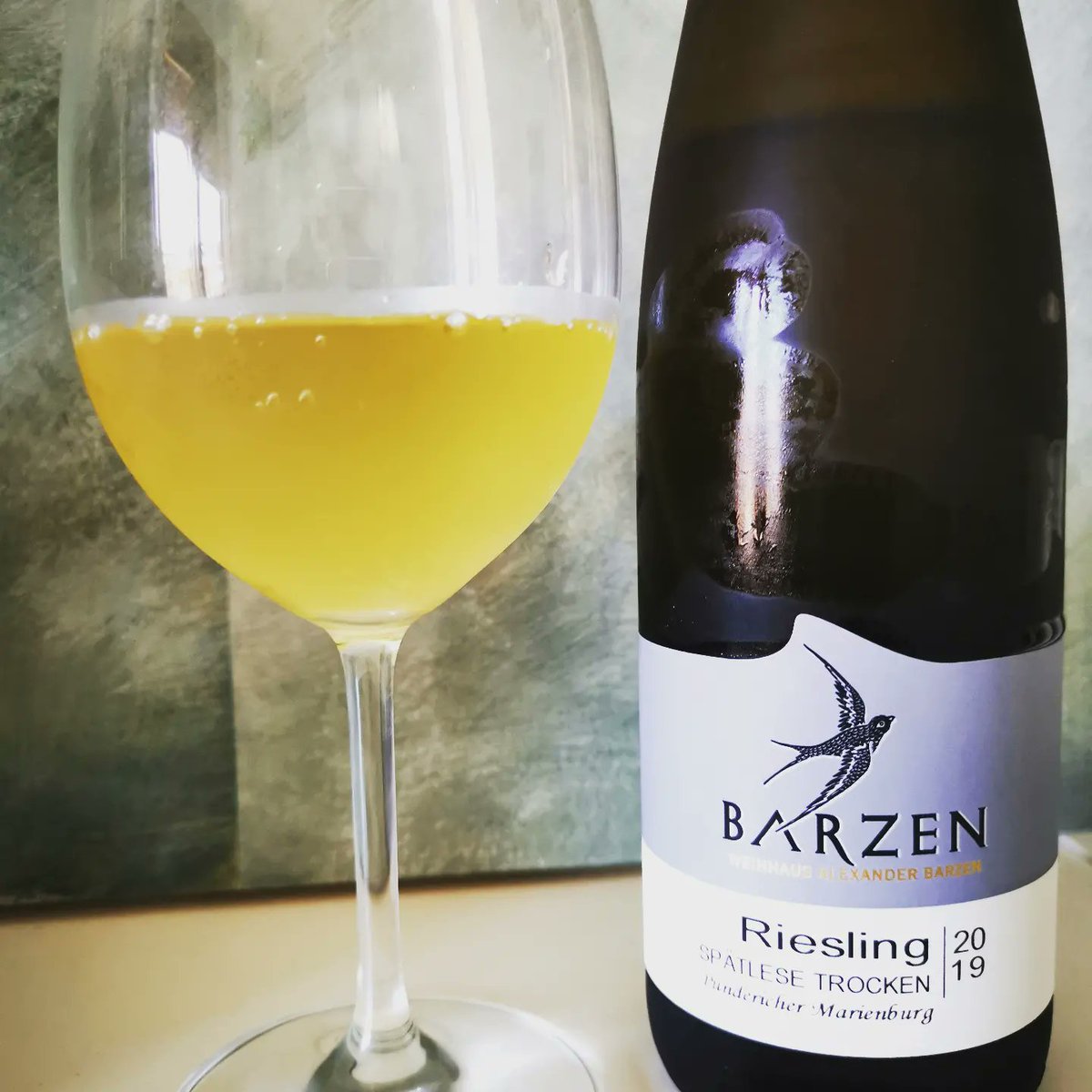 Expresivo #riesling de #alexanderbarzen, un #spätlese #trocken (seco) de un viñedo con una inclinación de vértigo hacia el río #mosel
Con la característica mineralidad de la #pizarra y un toque a miel. Frutas de hueso, cítrico de pomelo y un final fresco,balsámico🙌 💯 disfrute!