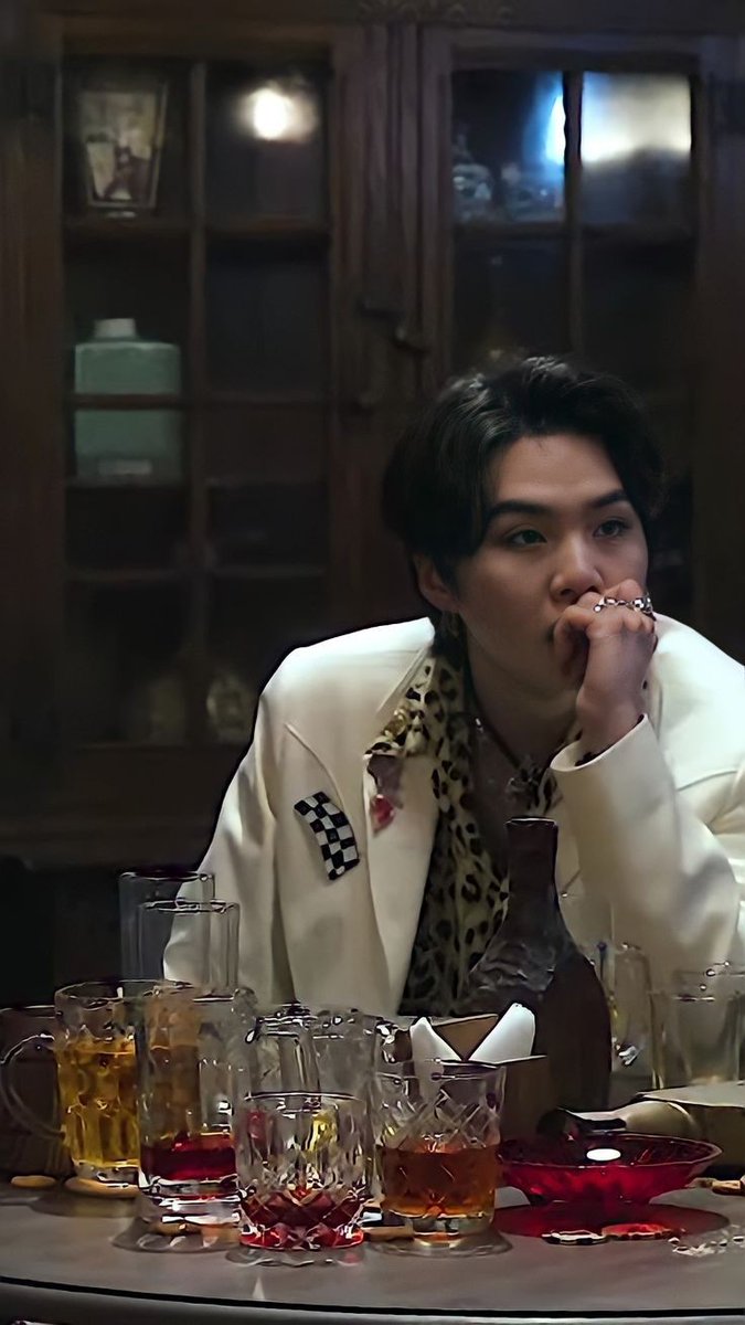 bts_twt_YNG1's tweet image. Have a fun army 😁😂🥂