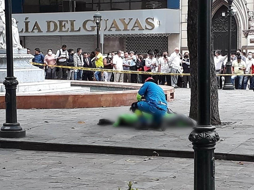 RadioElite997's tweet photo. #URGENTE🚨
La mañana de este 19 de sept., el fiscal de la Unidad de Personas y Garantías de #Guayaquil, Édgar Escobar, fue #baleado esta mañana frente al edificio #LaMerced de #FiscalíaEc (noticia en desarrollo). https://t.co/5Oo7sKH5IR
