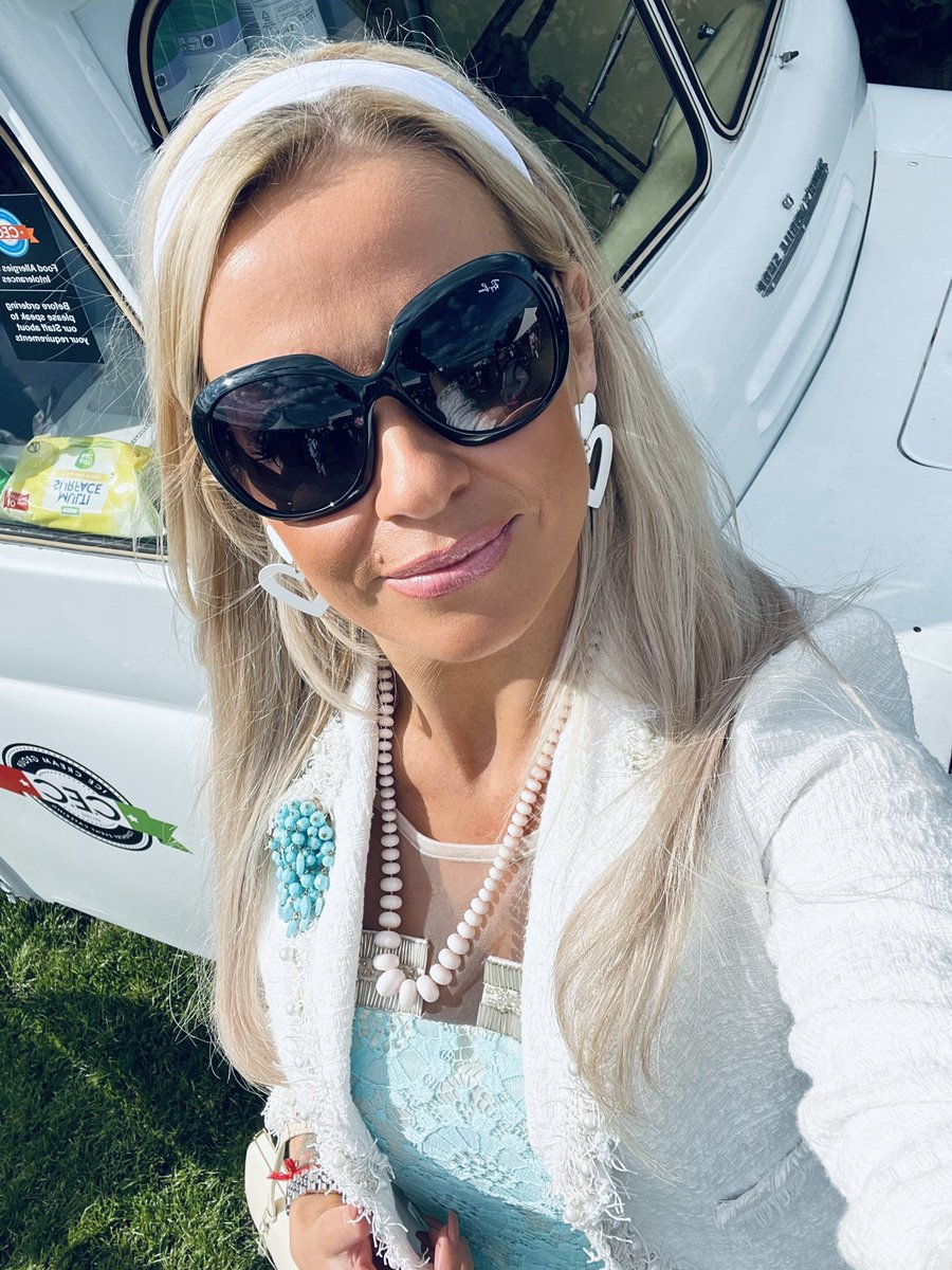 emma_beal80's tweet photo. Such a fabulous day from start to finish! 🥰🏎🏁✌🏽🍷❤️ @GrahamPrecious7 #goodwoodrevival2022 #classicars #goodwood #revival #festival #fun https://t.co/fgWWL3EWSq