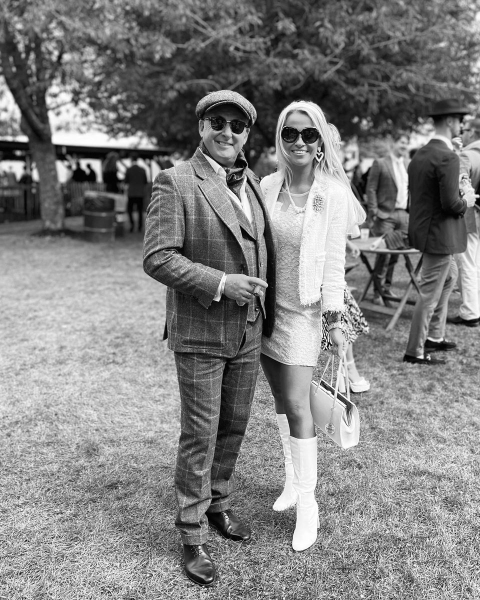 emma_beal80's tweet photo. Such a fabulous day from start to finish! 🥰🏎🏁✌🏽🍷❤️ @GrahamPrecious7 #goodwoodrevival2022 #classicars #goodwood #revival #festival #fun https://t.co/fgWWL3EWSq