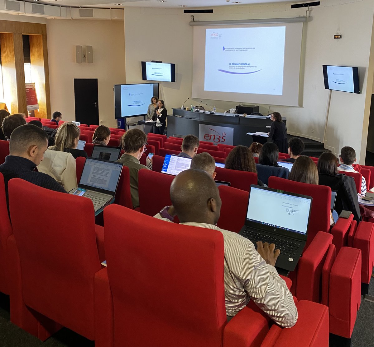 #Formation
📚 Aujourd'hui les élèves de la 61ème promo ont participé à une journée de sensibilisation au #handicap qui vise à donner un autre regard et adopter les bons réflexes, avec <a href="/burgio_simona/">Simona Burgio-De Simone</a> <a href="/Ucanss/">UCANSS</a>, Victoire BECHT UGECAM Rhône-Alpes et Anne Montgermont <a href="/handireseau/">réseauH®</a>
