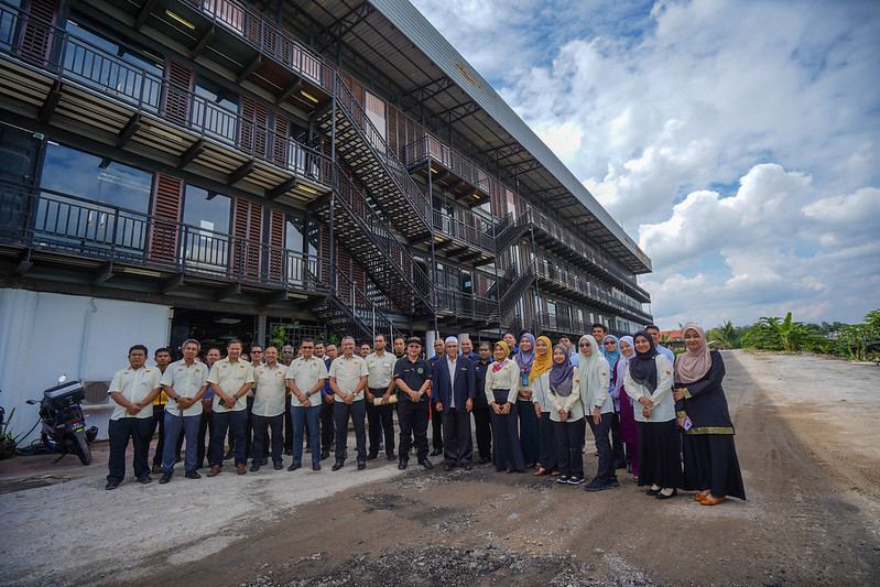 JKRWoksyop's tweet photo. Majlis kunjungan silaturahim drpd @JKR_CKM, @JKRWoksyop &amp; @JKR_Hulu_Langat ke Rumah Pengasih Warga Prihatin.

Rombongan diketuai oleh tn Pengarah Kanan CKM @IrZulkifli3 &amp; disambut oleh Pengasas RPWP.

@JKRMalaysia https://t.co/tgt8a4za9G