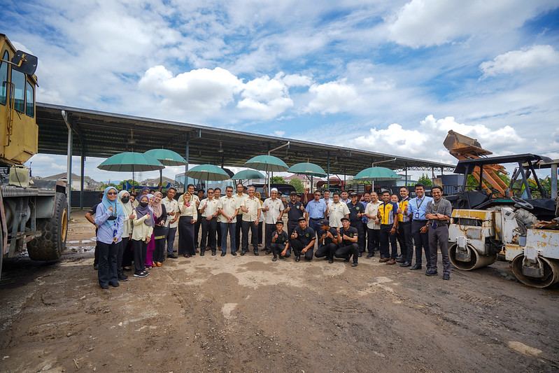 JKRWoksyop's tweet photo. Majlis kunjungan silaturahim drpd @JKR_CKM, @JKRWoksyop &amp; @JKR_Hulu_Langat ke Rumah Pengasih Warga Prihatin.

Rombongan diketuai oleh tn Pengarah Kanan CKM @IrZulkifli3 &amp; disambut oleh Pengasas RPWP.

@JKRMalaysia https://t.co/tgt8a4za9G