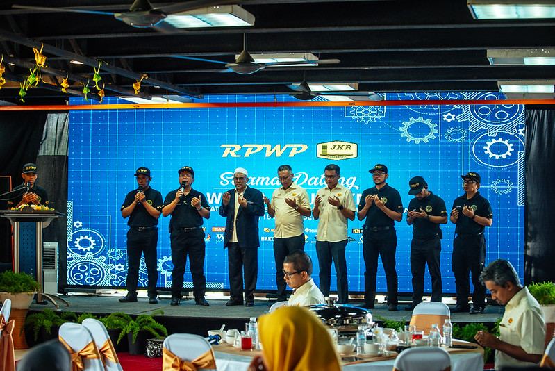 JKRWoksyop's tweet photo. Majlis kunjungan silaturahim drpd @JKR_CKM, @JKRWoksyop &amp; @JKR_Hulu_Langat ke Rumah Pengasih Warga Prihatin.

Rombongan diketuai oleh tn Pengarah Kanan CKM @IrZulkifli3 &amp; disambut oleh Pengasas RPWP.

@JKRMalaysia https://t.co/tgt8a4za9G