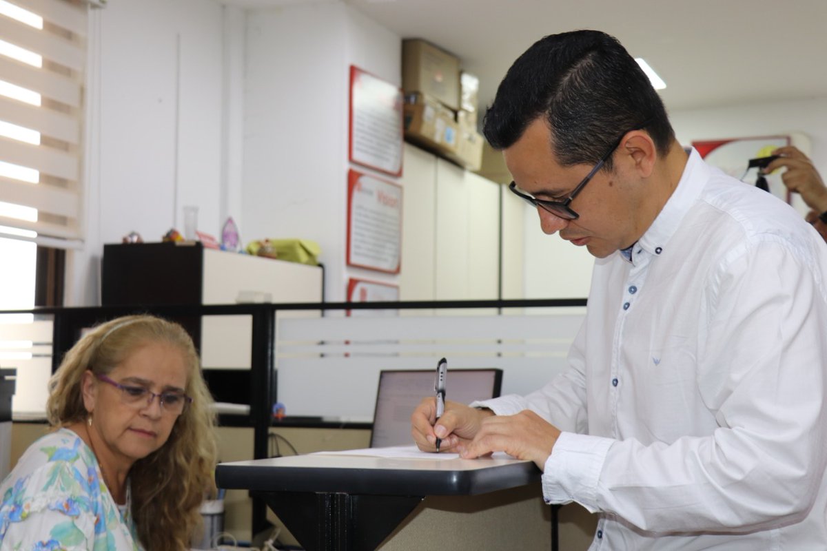 RDICucuta's tweet photo. #ElDato Fabio Torres candidato a Rector UFPS. @FabioTorres02 @Esmerojaso
@fredyparada90 @OlgaLucaCotamo @laopinioncucuta @JhonSca  https://t.co/WtLq30GsAq https://t.co/eJIA7ZJErt