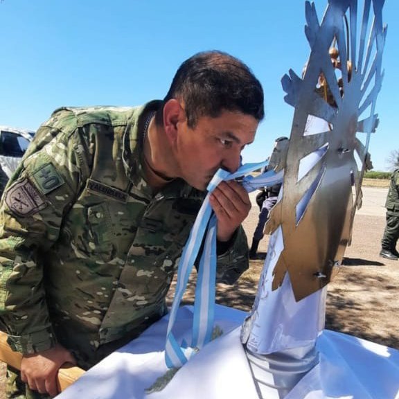 Ejercito_Arg's tweet photo. #Formosa La imagen de la Virgen de Luján que acompañó a nuestros soldados en la Gesta de Malvinas visitó a nuestros soldados del Grupo de Artillería de Monte 12 durante su adiestramiento en el terreno, en la zona de Las Lomitas #Malvinas40Años https://t.co/iU0rNp90Nc