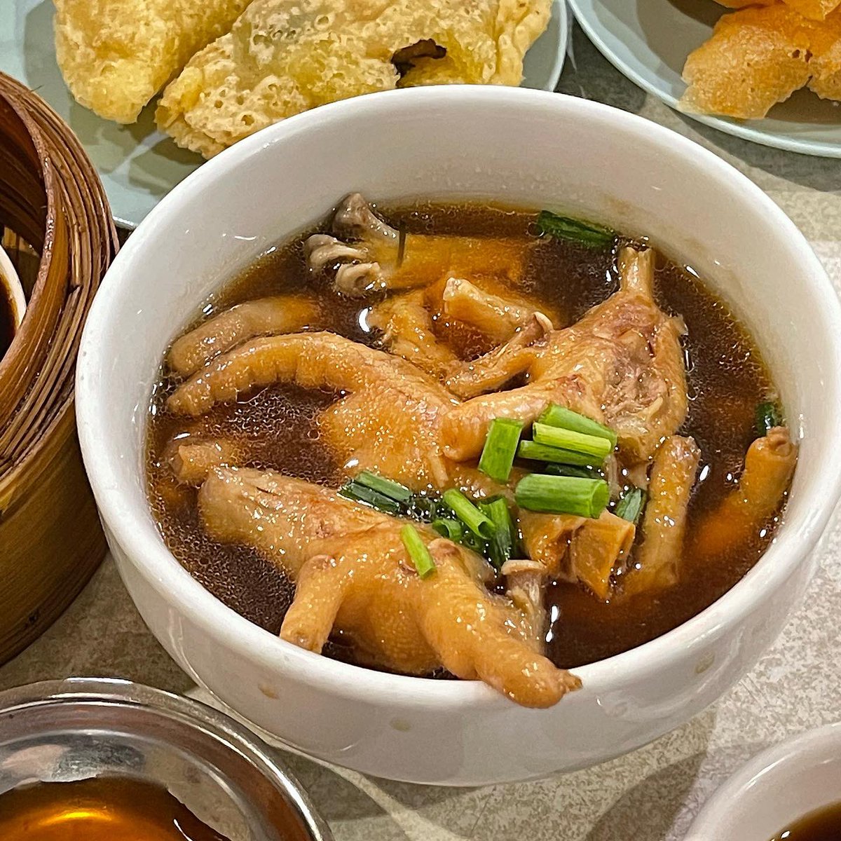 maideemaireview's tweet photo. วันนี้ติ่มซำเลิฟเว่อมาชวนไปกินร้านเก่าแก่แถวตลาดน้อยที่ได้ชื่อว่าร้านบรรยากาศเหมือนอยู่ในหนังของหว่องกาไว ติ่มซำ/ของทอดที่นี่จะเสริฟแบบรถเข็น ส่วนมากเข่งละ 60 บาท เป็ดย่างหมูกรอบก็อร่อย ส่วนตัวชอบตีนไก่ กับฟองเต้าหู้ห่อกุ้งมากก🥢 #maideemaireview @aroiipaiadk @aroii @ReviewAroii https://t.co/fWCg48eyot