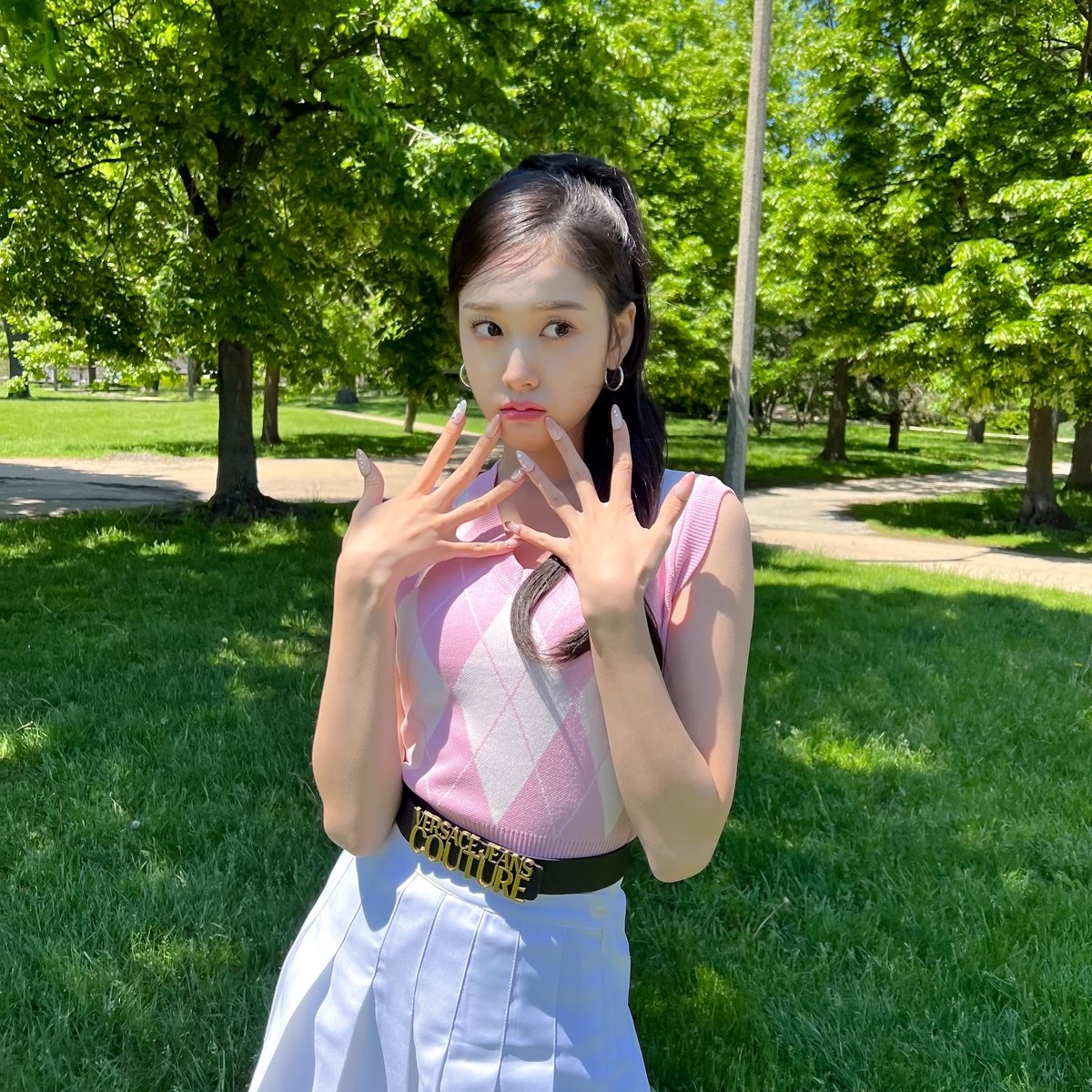Yeeunaire's tweet photo. There she stands. Beware of her fair hair, for she excels all creatures in the magic of her locks; her own hair was a glory of copper fire that morning, shining like a whisky still, tying it up, long and serene down her back ꔛ 𓈒 *🌷🖇˚  ᦃ ･ https://t.co/jzLQqgOaZ5
