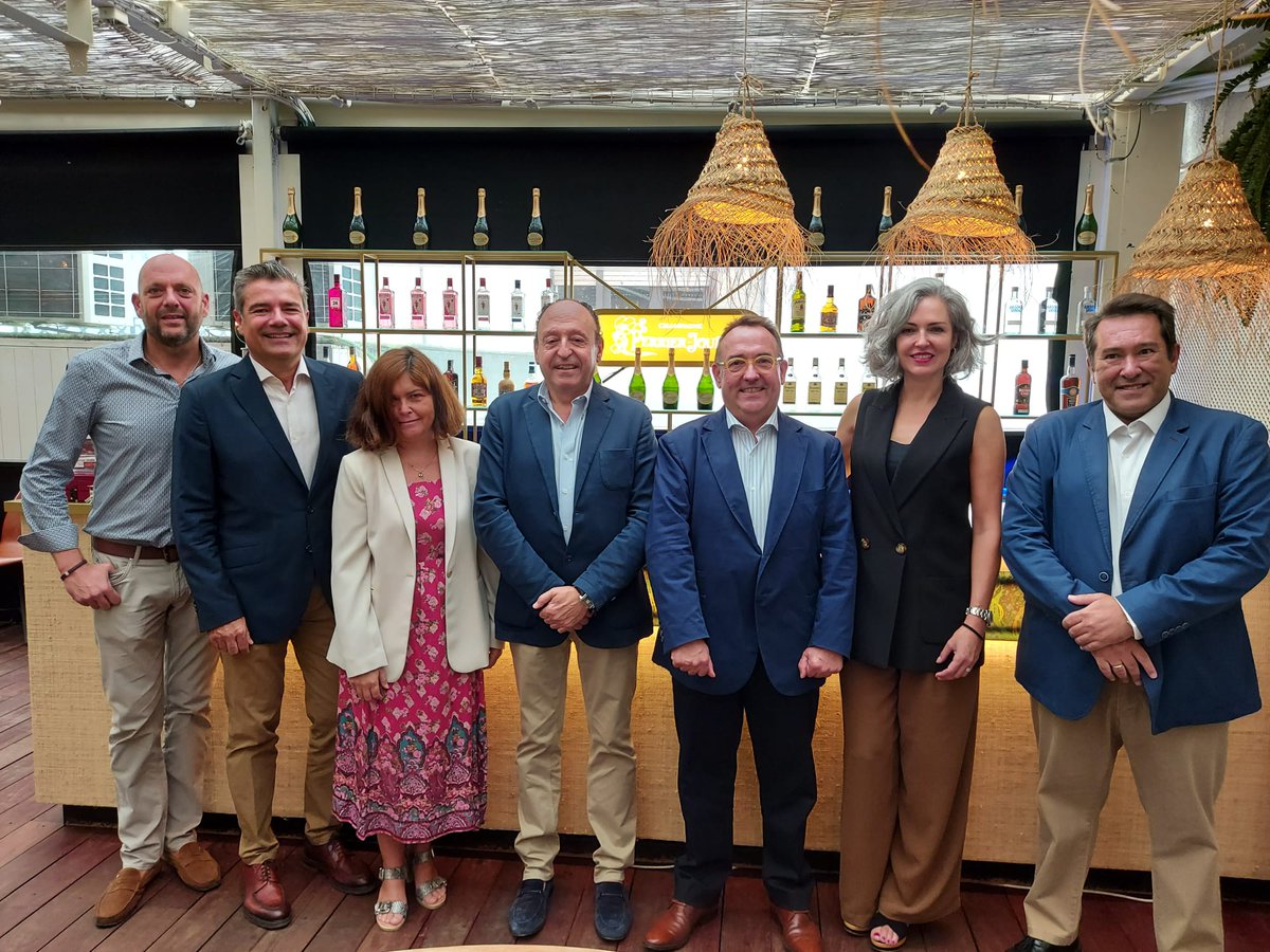 CEHEhosteleria's tweet photo. 🤝 @CEHEhosteleria y  @Pernod_RicardES firman un acuerdo de colaboración. 

📍Los aspectos que incluye son: 
👉Formación
👉Profesionalización del sector
👉Sostenibilidad

#HosteleriaDeEspaña #Hosteleria #Hoteleria #Turismo #Restauración https://t.co/CEha7v6aEJ