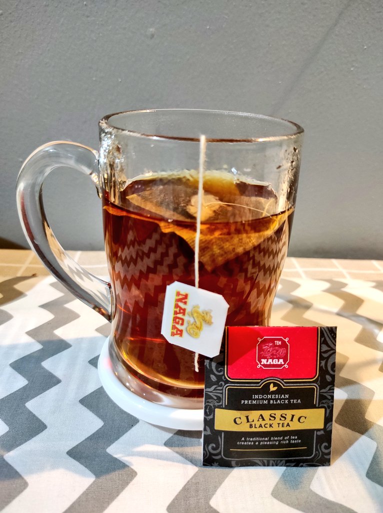 Widino's tweet image. Seneng deh, produsen teh nusantara pada ngeluarin produk premium yg rasanya lebih enak dari produk teh merek luar.

Ini teh Naga premium classic black tea. Aroma wangi khas teh Naga dengan rasa yg lebih pekat ☕