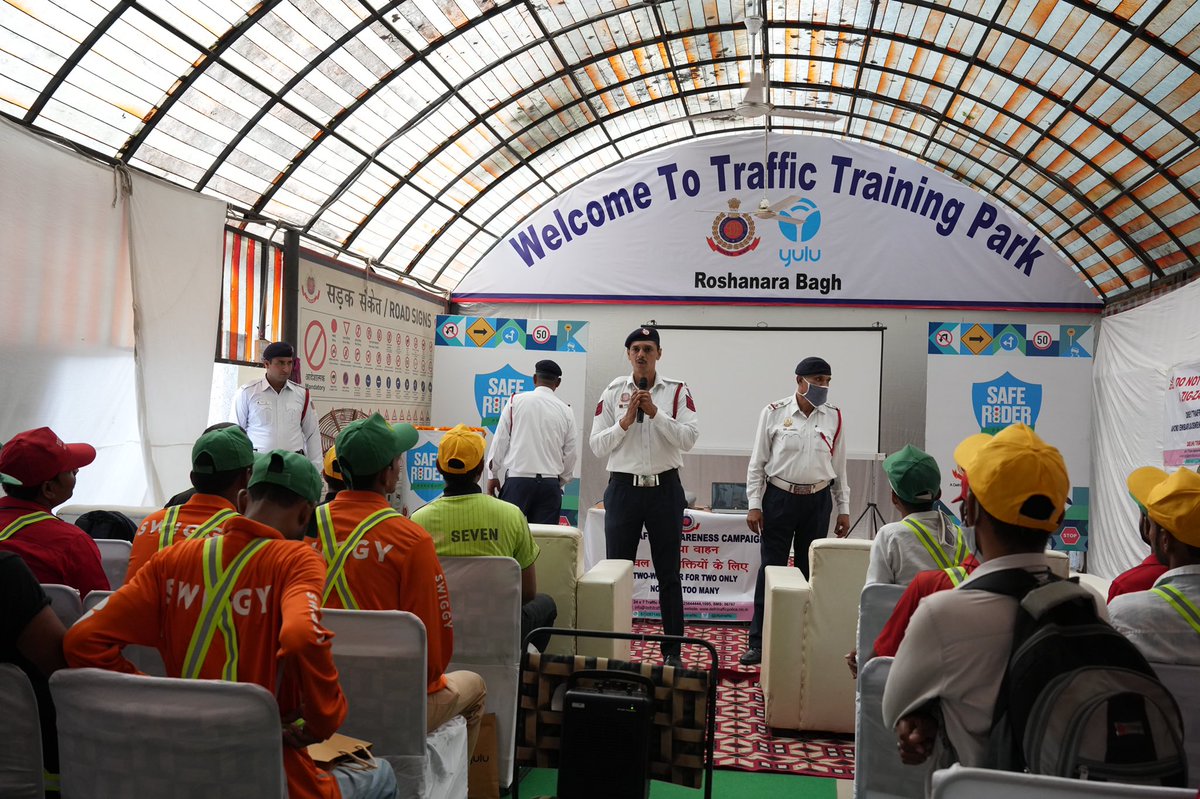 YuluBike's tweet photo. #SafeRiderProgram balances theoretical concepts with practical training for an enhanced learning experience. A special demo ride was conducted by @dtptraffic through the #TrafficTrainingPark explaining different #RoadSignages to #DeliveryPartners
@CPDelhi @rk_misra @amitgupta007 https://t.co/IIIdOZqxRL