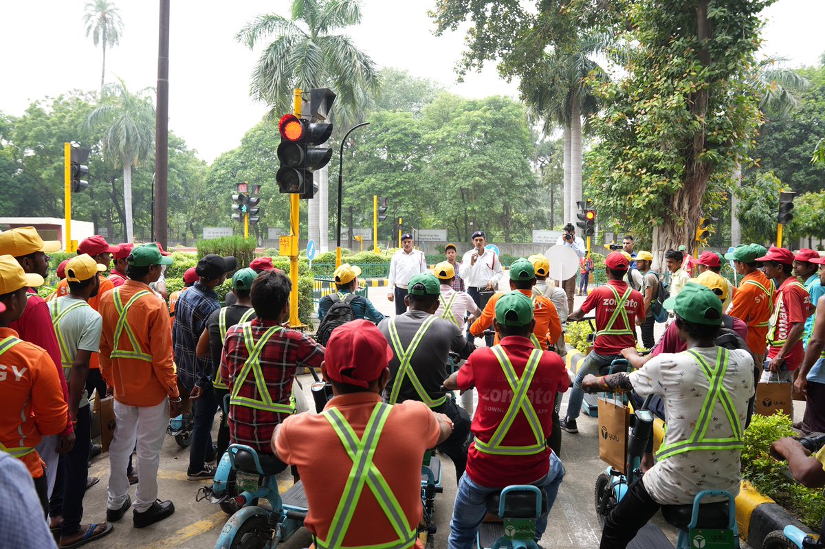YuluBike's tweet photo. #SafeRiderProgram balances theoretical concepts with practical training for an enhanced learning experience. A special demo ride was conducted by @dtptraffic through the #TrafficTrainingPark explaining different #RoadSignages to #DeliveryPartners
@CPDelhi @rk_misra @amitgupta007 https://t.co/IIIdOZqxRL
