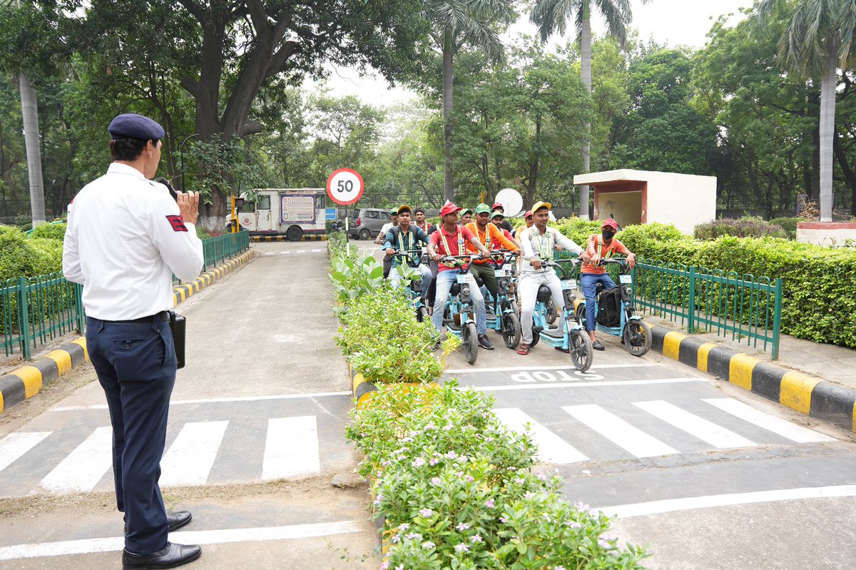 YuluBike's tweet photo. #SafeRiderProgram balances theoretical concepts with practical training for an enhanced learning experience. A special demo ride was conducted by @dtptraffic through the #TrafficTrainingPark explaining different #RoadSignages to #DeliveryPartners
@CPDelhi @rk_misra @amitgupta007 https://t.co/IIIdOZqxRL