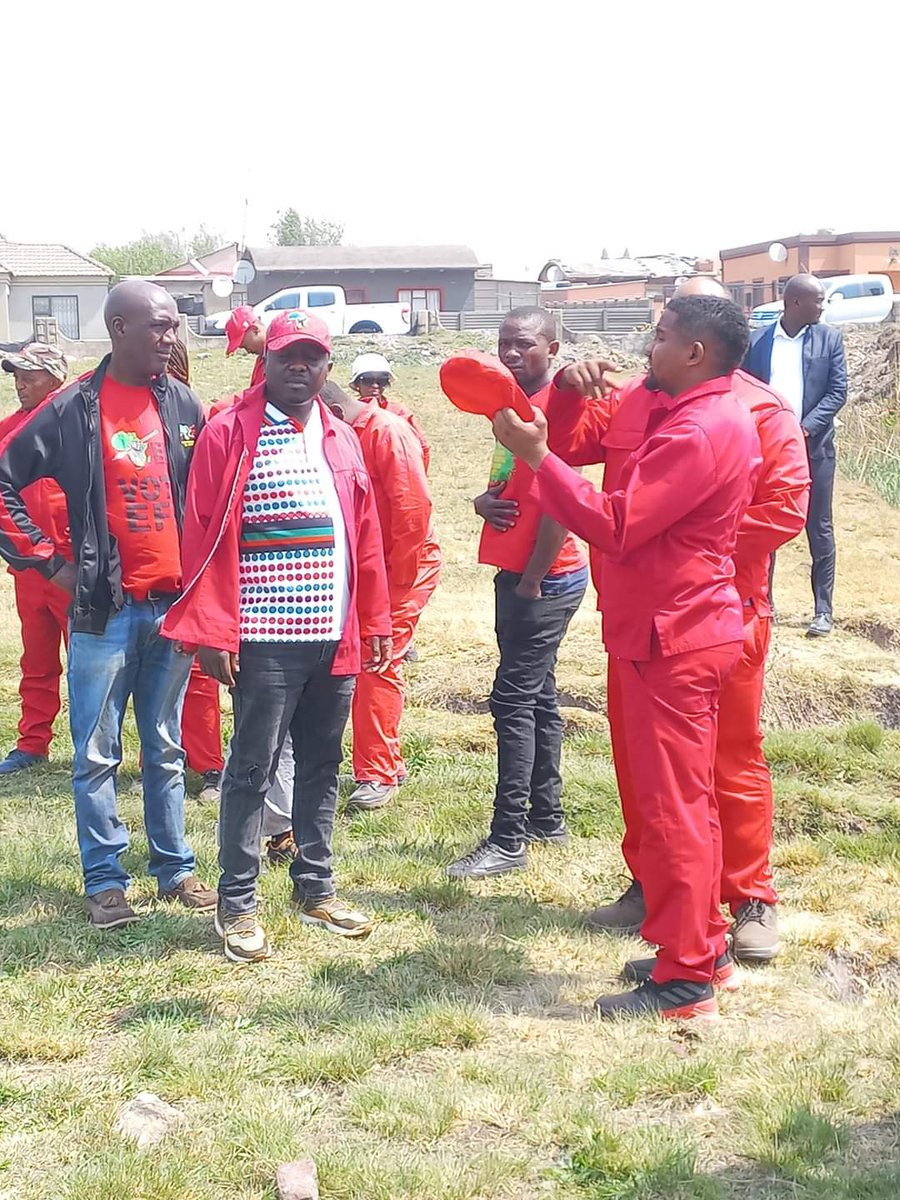 EFFGautengProv's tweet photo. {in Pictures} The Provincial Chairperson of the EFF in Gauteng Cmsr @DungaLeko together with Provincial Deputy Secretary Fighter Bethuel Munyai conducting oversite visit at dlomo dam. Sharpville. https://t.co/KbB7gZJ4OE
