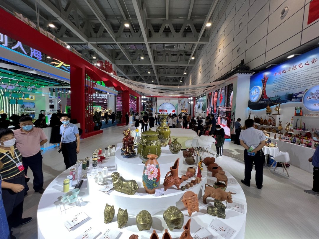 ZaozhuangChina's tweet photo. Representative #handicraft products of #Zaozhuang such as the #Lubanlock, Fuli earthenware, silk quilt making and willow weaving were on show at the 3rd China International Cultural Tourism Fair and the 1st Traditional Chinese Crafts Fair in @JinanofChina on Sept 15-19. #China https://t.co/h4mO1cNiMw