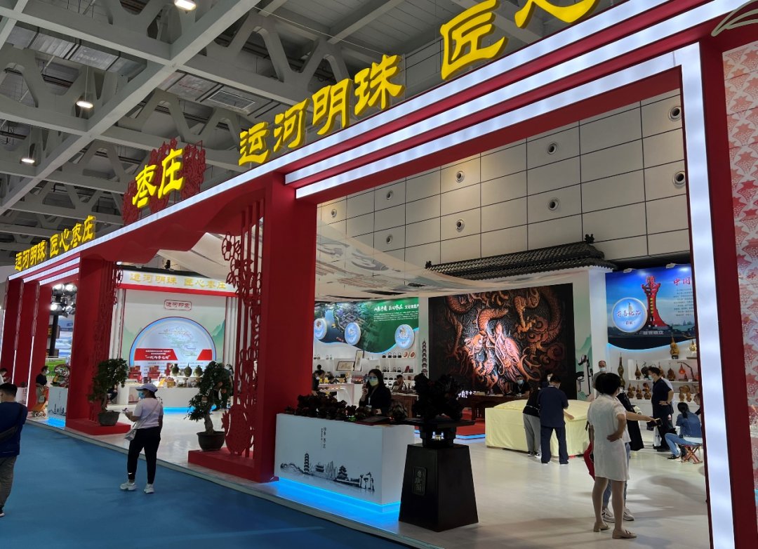 ZaozhuangChina's tweet photo. Representative #handicraft products of #Zaozhuang such as the #Lubanlock, Fuli earthenware, silk quilt making and willow weaving were on show at the 3rd China International Cultural Tourism Fair and the 1st Traditional Chinese Crafts Fair in @JinanofChina on Sept 15-19. #China https://t.co/h4mO1cNiMw