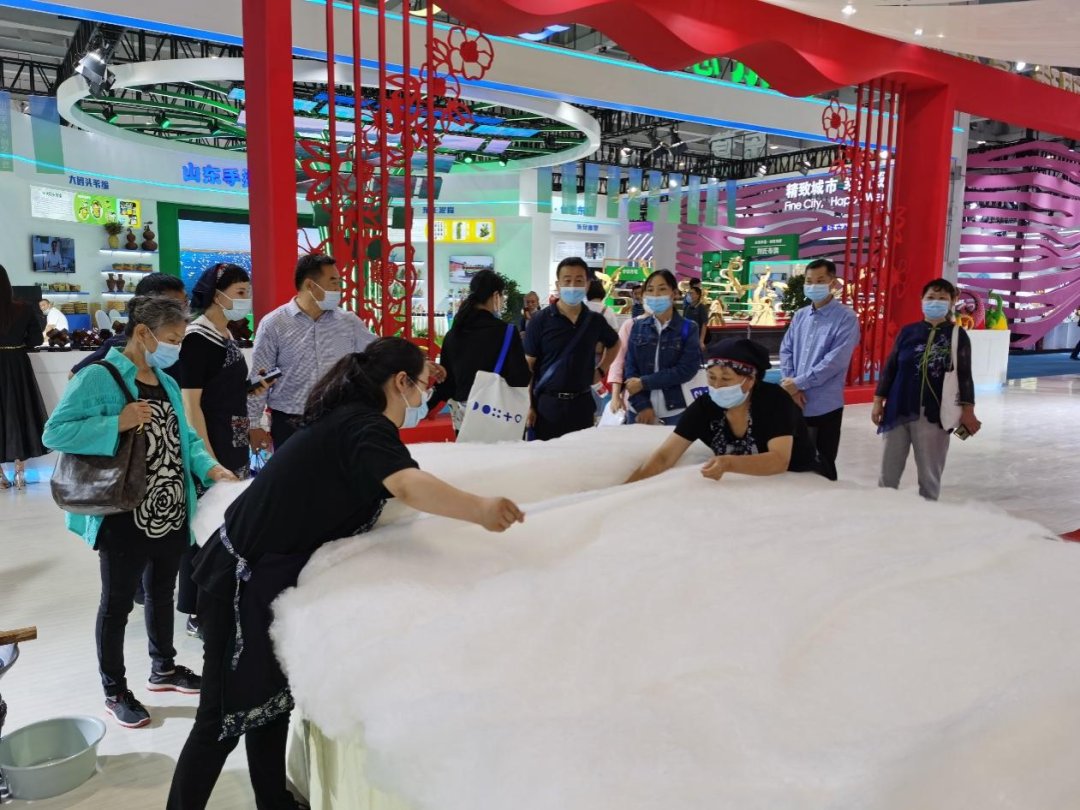 ZaozhuangChina's tweet photo. Representative #handicraft products of #Zaozhuang such as the #Lubanlock, Fuli earthenware, silk quilt making and willow weaving were on show at the 3rd China International Cultural Tourism Fair and the 1st Traditional Chinese Crafts Fair in @JinanofChina on Sept 15-19. #China https://t.co/h4mO1cNiMw