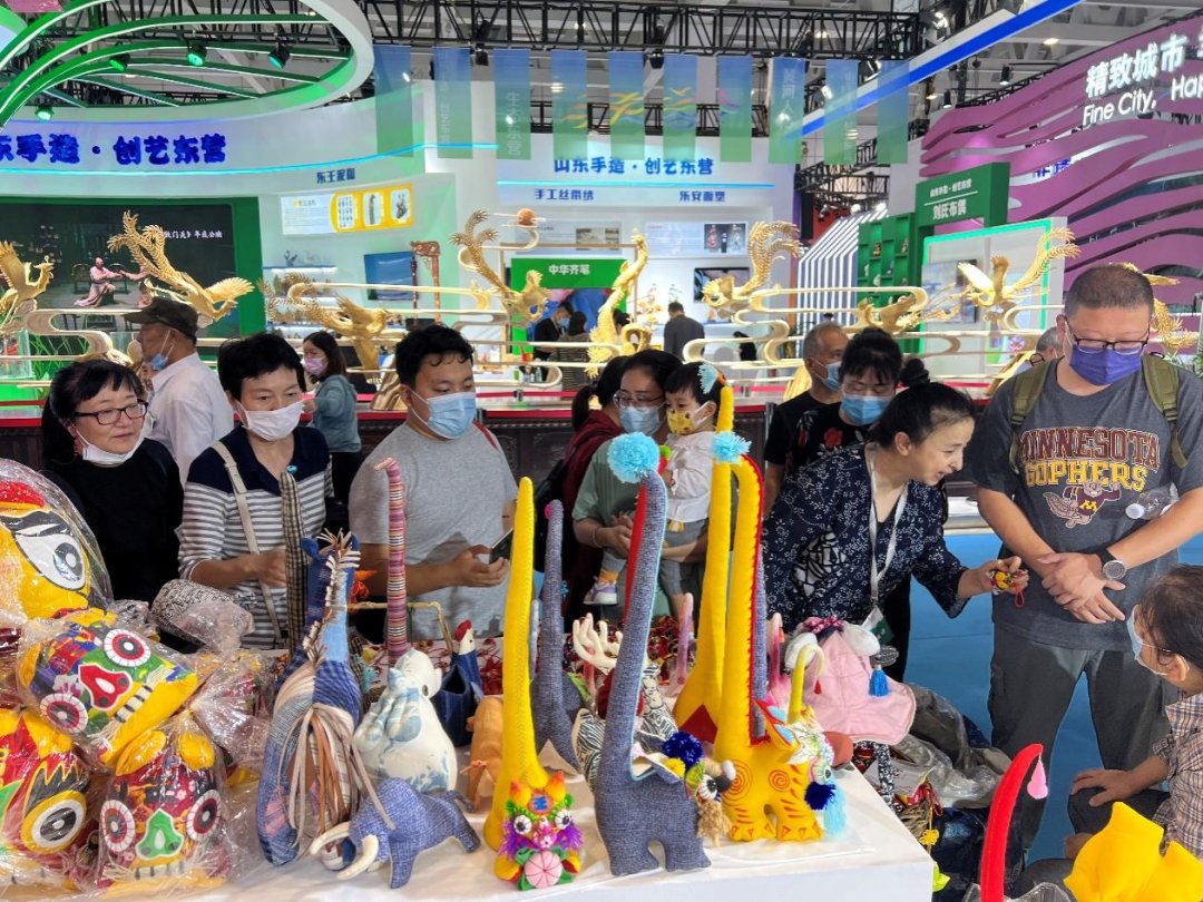 ZaozhuangChina's tweet photo. Representative #handicraft products of #Zaozhuang such as the #Lubanlock, Fuli earthenware, silk quilt making and willow weaving were on show at the 3rd China International Cultural Tourism Fair and the 1st Traditional Chinese Crafts Fair in @JinanofChina on Sept 15-19. #China https://t.co/h4mO1cNiMw