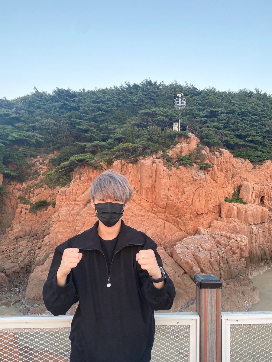 StrayK1dsBubble's tweet photo. Lee Know 💭 Update [2022/09/19]

[🐰💭] "The sunset is beautiful but it suddenly disappeared" https://t.co/q4VLP04qCR