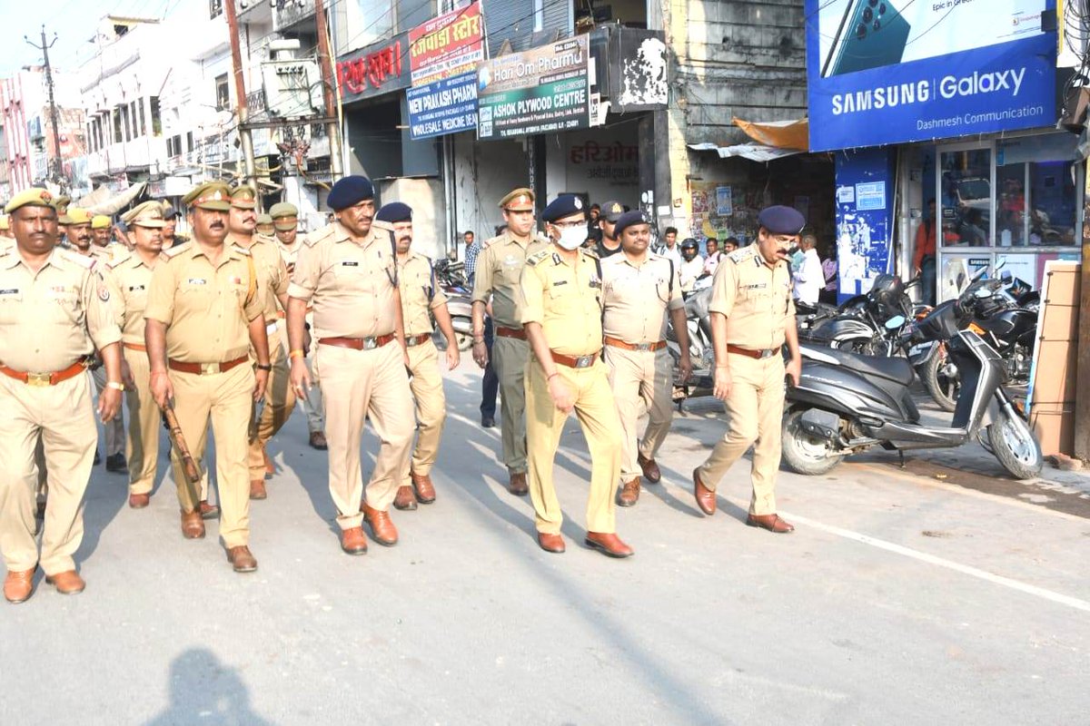 adgzonelucknow's tweet photo. आज दिनांकः 19.09.2022 को अपर पुलिस महानिदेशक, लखनऊ जोन द्वारा जनपद अयोध्या में आगामी त्यौहारों के दृष्टिगत #DigRangeAyodhya, #SSP_अयोध्या एवं अन्य अधि0/कर्म0  के साथ पैदल गस्त/भ्रमण कर सुरक्षा व्यवस्था का जायजा लिया गया । https://t.co/7nUo5HL4FZ