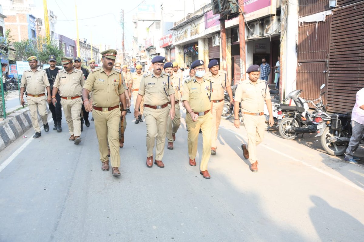 adgzonelucknow's tweet photo. आज दिनांकः 19.09.2022 को अपर पुलिस महानिदेशक, लखनऊ जोन द्वारा जनपद अयोध्या में आगामी त्यौहारों के दृष्टिगत #DigRangeAyodhya, #SSP_अयोध्या एवं अन्य अधि0/कर्म0  के साथ पैदल गस्त/भ्रमण कर सुरक्षा व्यवस्था का जायजा लिया गया । https://t.co/7nUo5HL4FZ