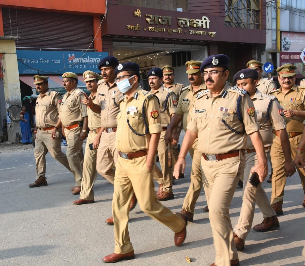 adgzonelucknow's tweet photo. आज दिनांकः 19.09.2022 को अपर पुलिस महानिदेशक, लखनऊ जोन द्वारा जनपद अयोध्या में आगामी त्यौहारों के दृष्टिगत #DigRangeAyodhya, #SSP_अयोध्या एवं अन्य अधि0/कर्म0  के साथ पैदल गस्त/भ्रमण कर सुरक्षा व्यवस्था का जायजा लिया गया । https://t.co/7nUo5HL4FZ