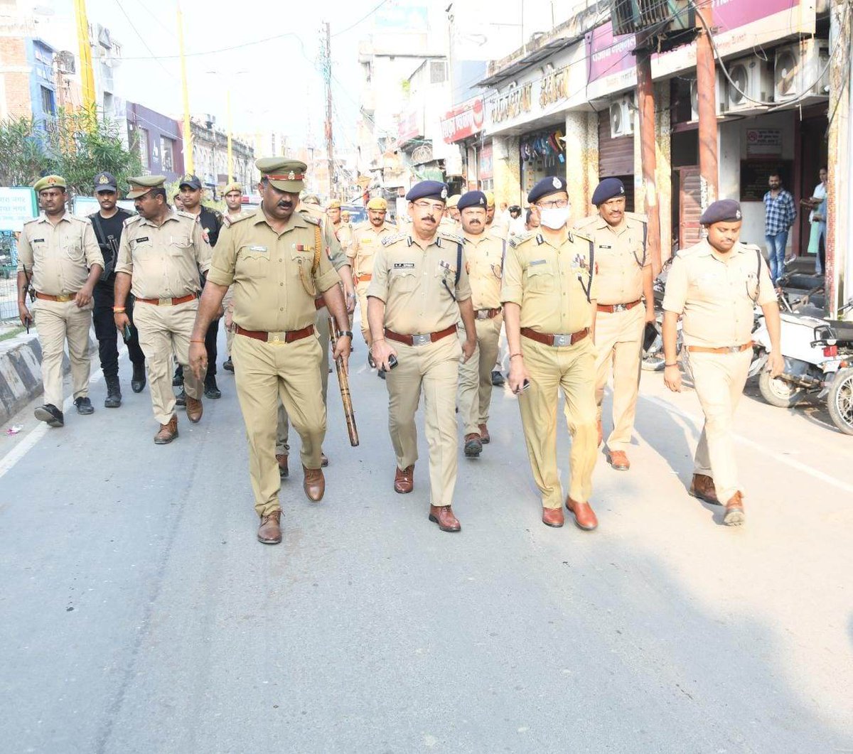 adgzonelucknow's tweet photo. आज दिनांकः 19.09.2022 को अपर पुलिस महानिदेशक, लखनऊ जोन द्वारा जनपद अयोध्या में आगामी त्यौहारों के दृष्टिगत #DigRangeAyodhya, #SSP_अयोध्या एवं अन्य अधि0/कर्म0  के साथ पैदल गस्त/भ्रमण कर सुरक्षा व्यवस्था का जायजा लिया गया । https://t.co/7nUo5HL4FZ