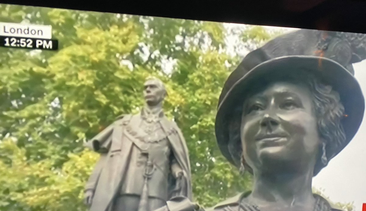 The part where the funeral procession of  #QueenElizabethII passed by the statues of her parents :(