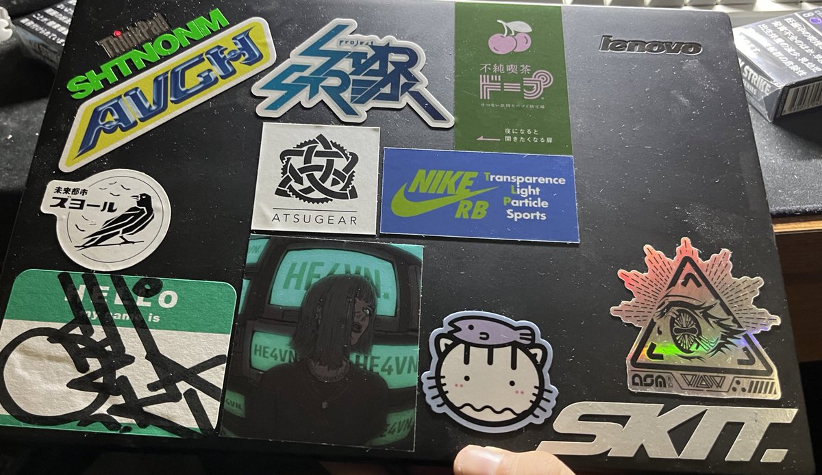 skit_design2020's tweet photo. なんでこうもステッカー貼るのが下手なんでしょうか https://t.co/W9slyTKrCS