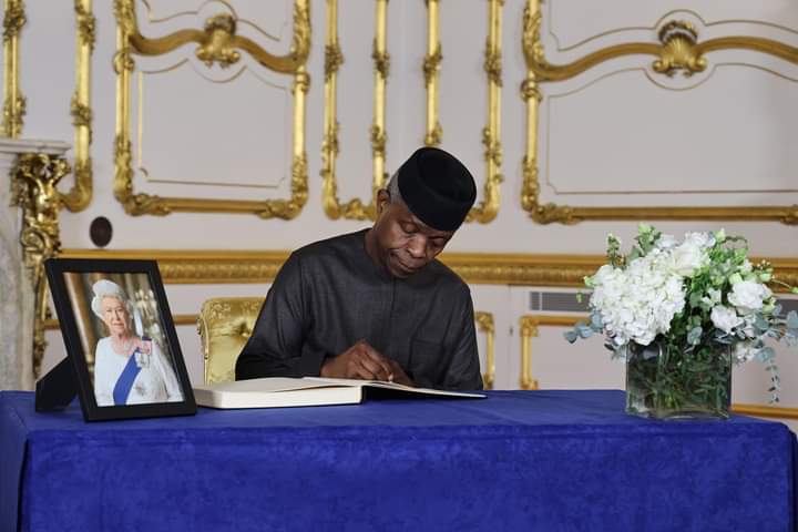 Grassroot37_PYO's tweet photo. Nigeria joins the government and people of the United Kingdom, the Commonwealth and the rest of the world in expressing our sincere condolence to the royal family on the passing of the Monarch for all seasons Queen Elizabeth II.
#grassroots37forpyo #qeenelizabeth https://t.co/eh3hMW2Feh
