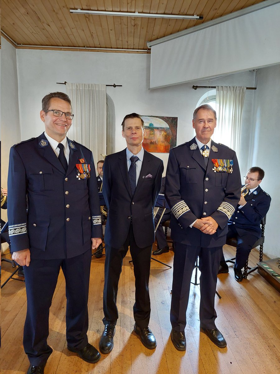 LaaksonenLassea's tweet photo. Esitelmäni Itä-Uudenmaan Poliisin perinnepäivillä Ukrainan sodasta Poliisiylipäällikkö Seppo Kolehmainen ja Poliisipäällikkö Ilkka Koskimäki. #poliisi #turvallisuus #talvisota #ukraina #väestönsuojelu #ukrainerussiawar #spjl https://t.co/1cNW29QZTx