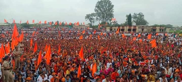 golekarganesh's tweet photo. मराठा समाज हा घटनात्मक आरक्षण मागतोय. 50% च्या आतील ओबीसी यादीतील आरक्षणासाठी तो सज्ज झाला आहे. हक्क हे राज्यघटनेनुसार मागावे लागतात. समाजाने नेहमीच दातृत्व सिद्ध केले आहे.आज मात्र त्याच्यावरच वेळ आलेली आहे.त्यासाठी सर्व बंधने झुगारून तो सज्ज झालाय.शासनाने हे गांभीर्याने घ्यावे. https://t.co/6JUc91EM6s
